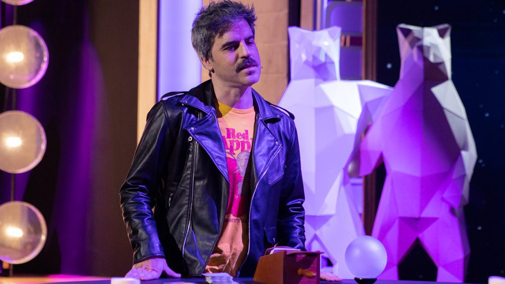 Ernesto Sevilla con osos de cartón de fondo