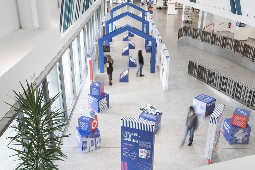 Vista aérea diseño de exposiciones culturales en cartón.