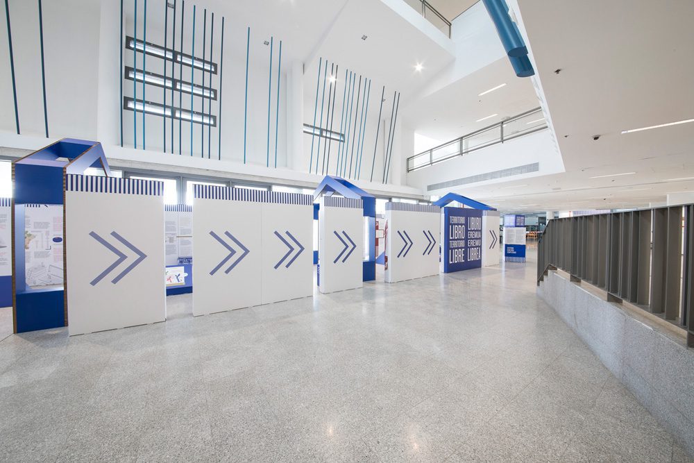 Exterior muros expositivos cartón