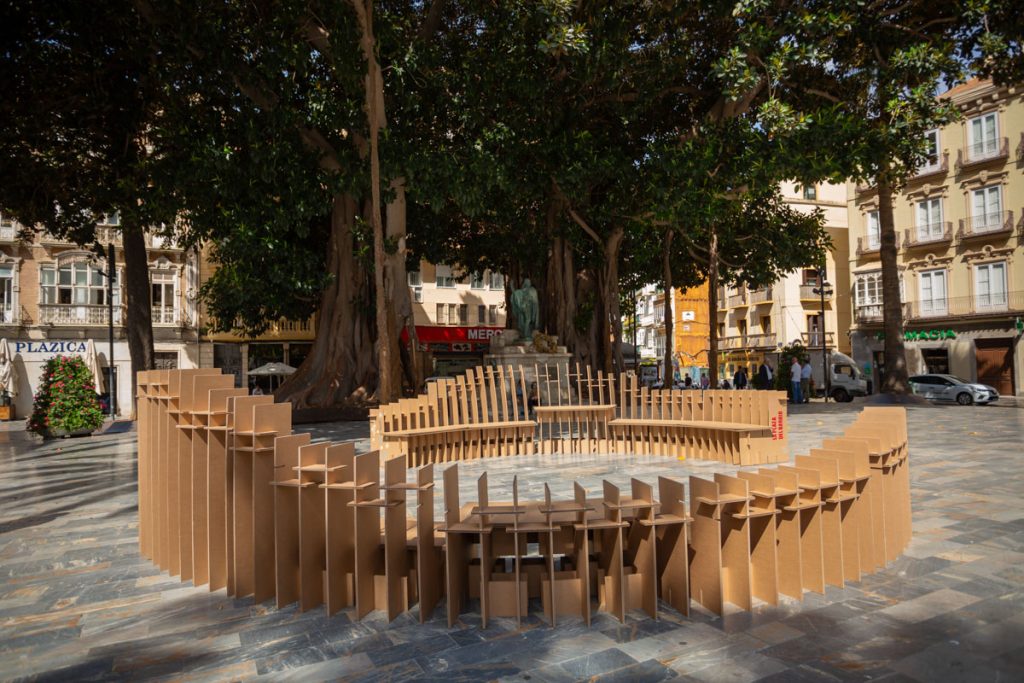 Instalación creativa en cartón en Cartagena