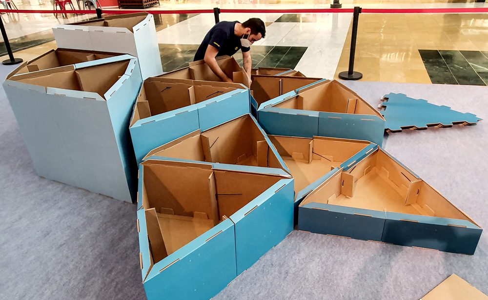 Montaje de zona de juegos para decoración navideña