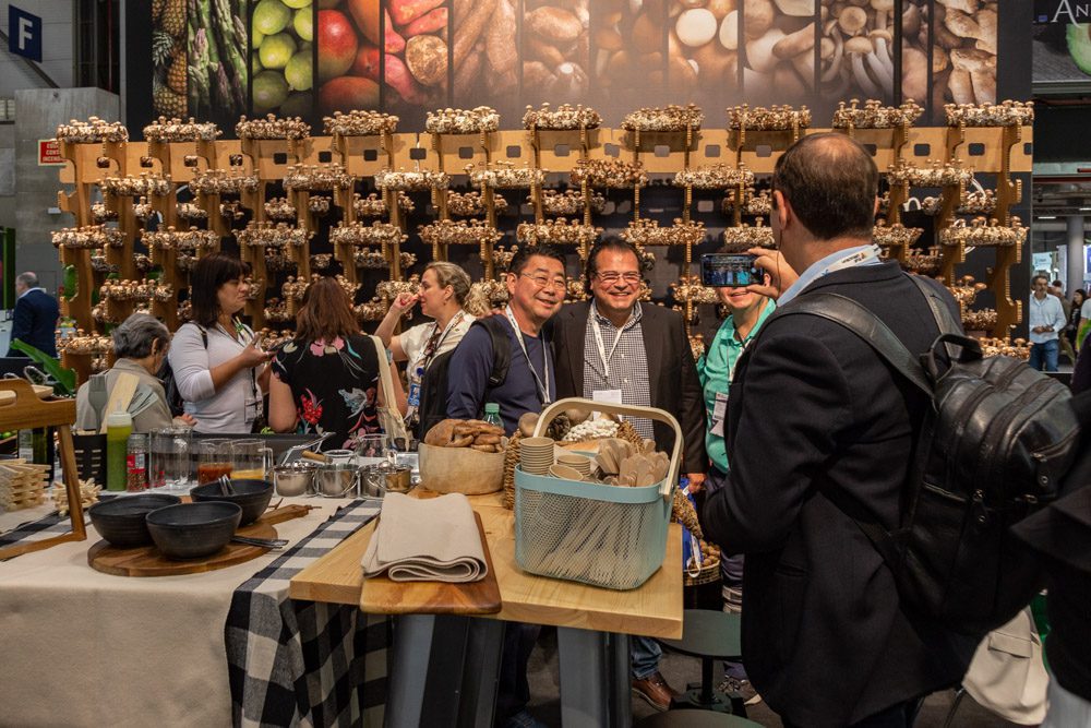 Visitantes posando en stand de cartón de Mercajara