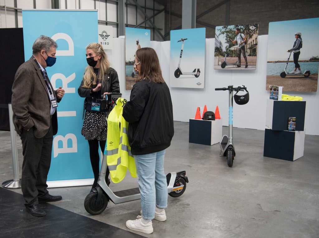 Stand modular de patinetes diseñado en cartón