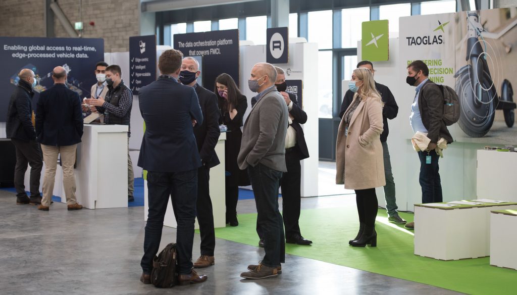 Público de Electronomous, frente a stands modulares.