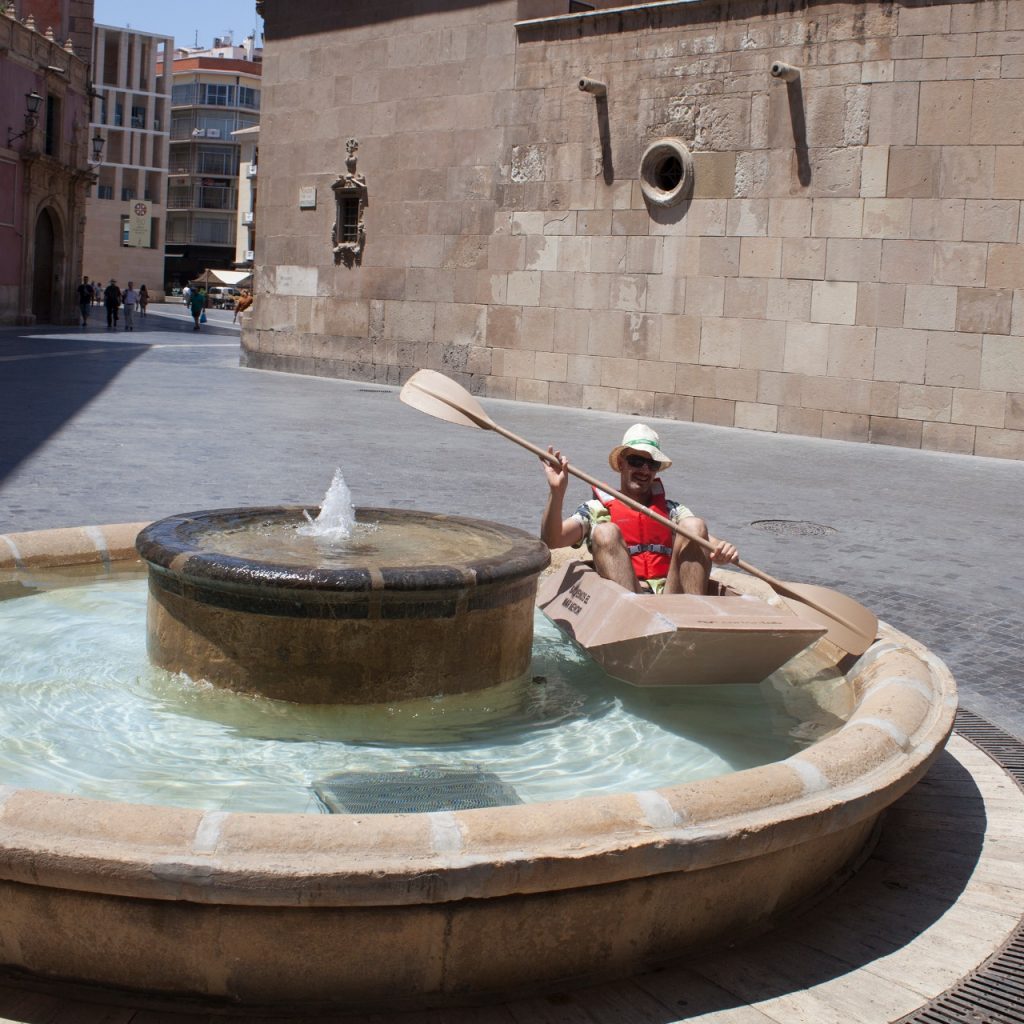 Navegando en fuente con kayak de cartón