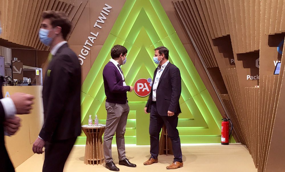 Reunión de trabajo en el stand de cartón de PA Consulting