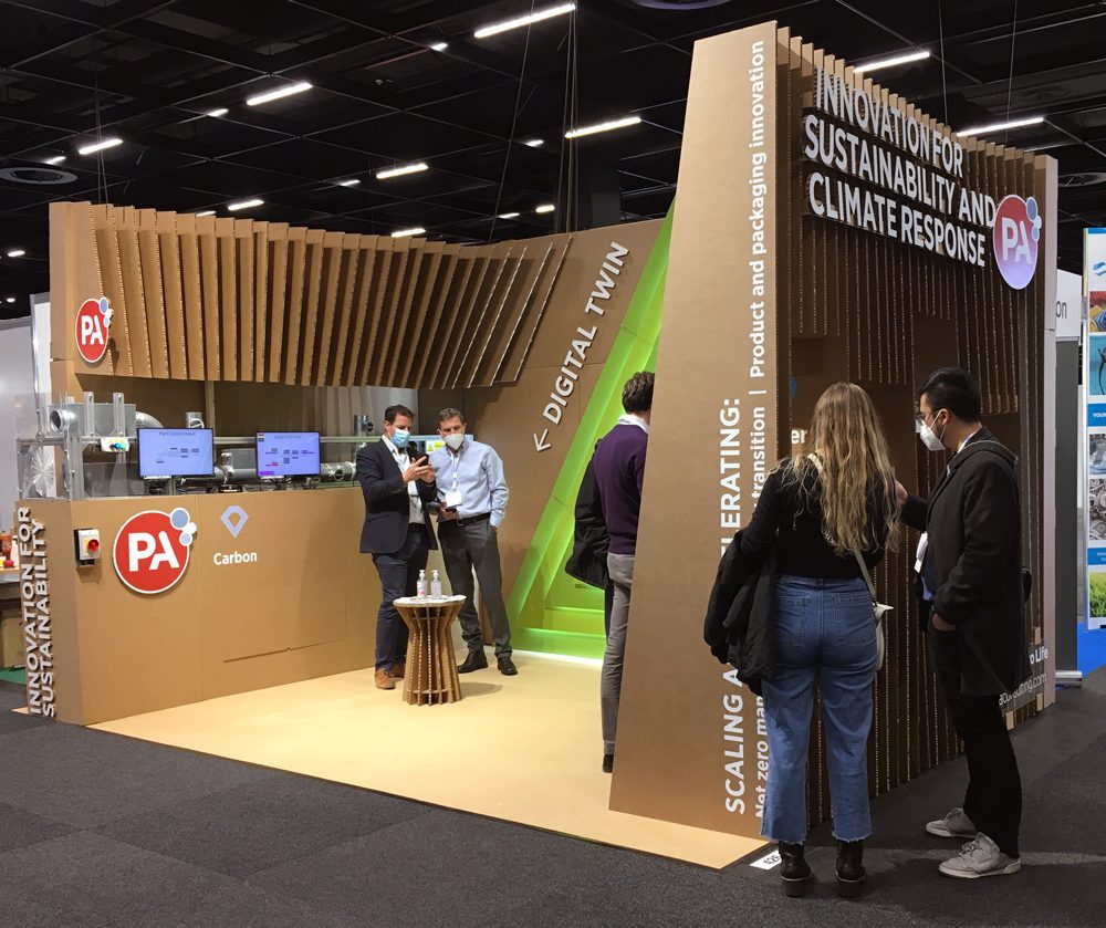 Vista lateral de stand para feria de fabricación sostenible