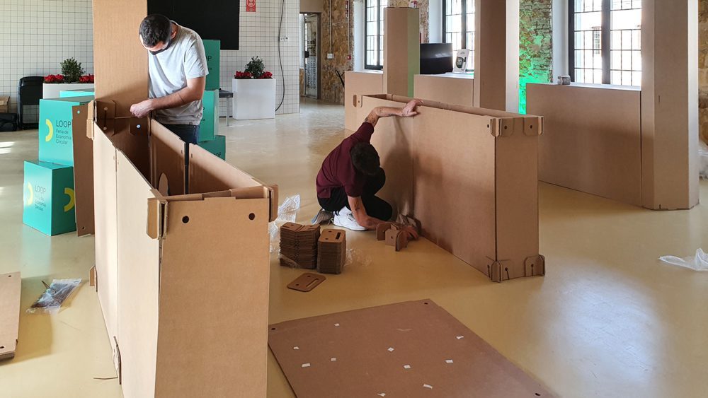 Construcción de traseras de cartón para feria Loop.