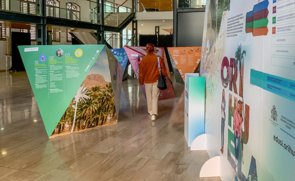 Diseño expositivo sostenible. Poliedros y trasera.