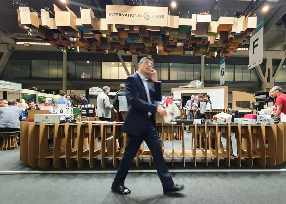 Expositor de lamas encajadas de cartón para stand