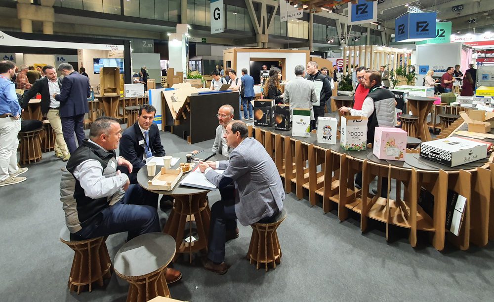 Zona de reuniones con mobiliario de cartón