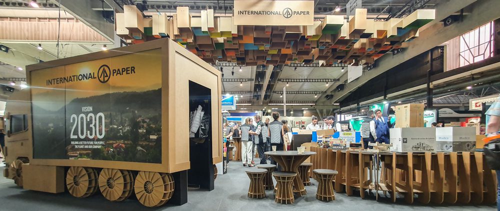 Parte trasera del camión de cartón con mobiliario. 