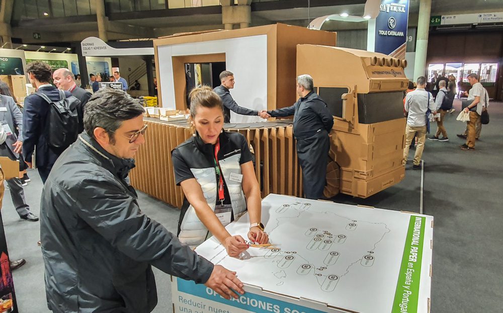 Stand de International Paper con camión