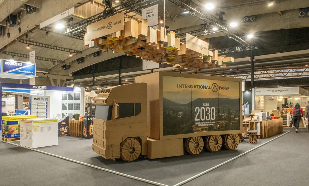 Camión de cartón para stand International Paper