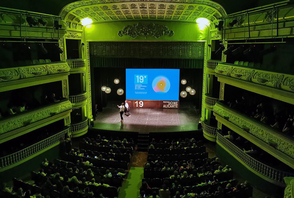 Diseño en cartón para festivales de cine en teatro Principal.
