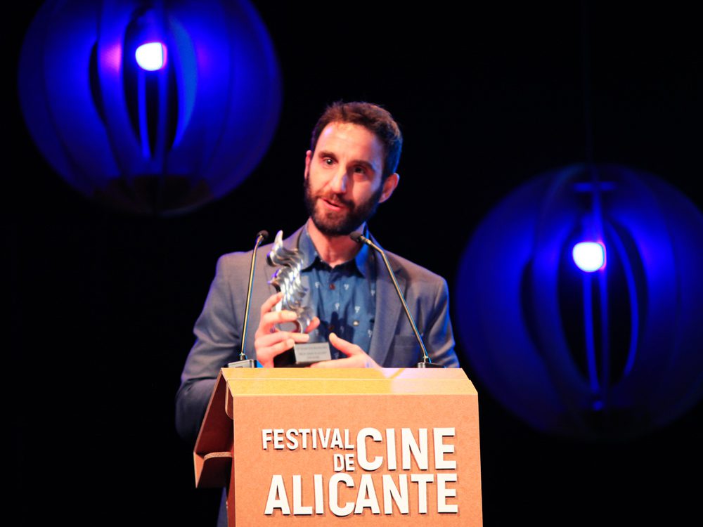 Dani Rovira agradeciendo su premio en el Festival de Cine de Alicante frente nuestro atril de cartón.