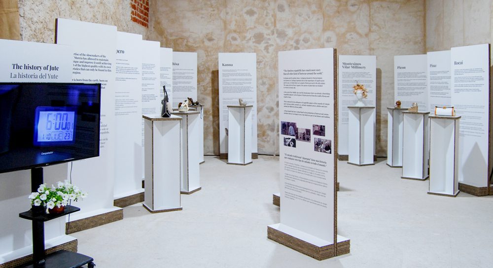 Soportes para exposición itinerante. Feria Youte. 