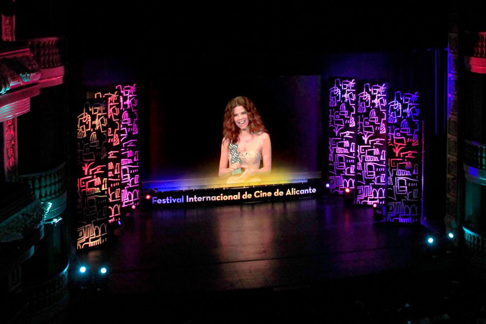 Trasera retroiluminada como fondo del escenario del Festival de Cine de Alicante.