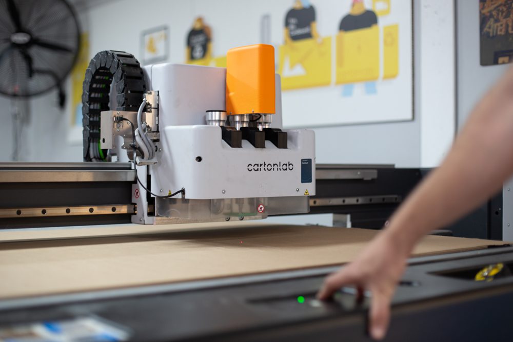 Herramientas de la mesa de corte funcionando.