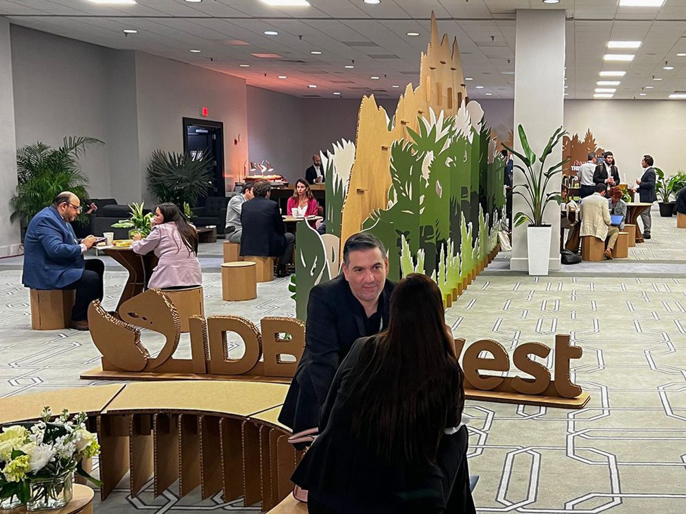 Sala de reuniones con biombo vegetal de cartón