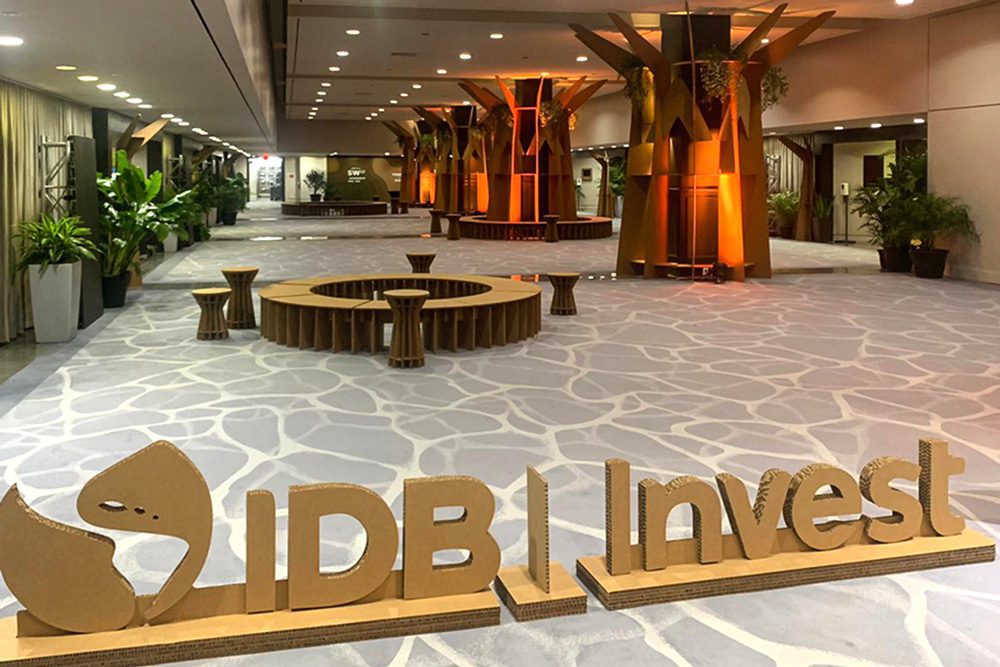 Hall del Hilton Miami con elementos en cartón