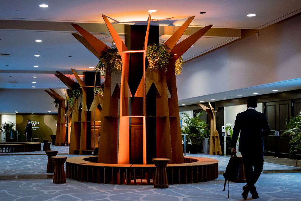 Eventos sostenibles en hoteles. Revestimiento arbóreo de columna.