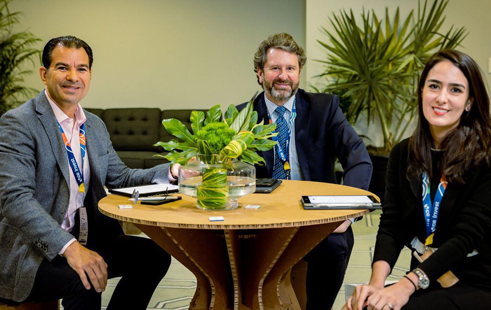 Reunión en mesa Brasilia de cartón