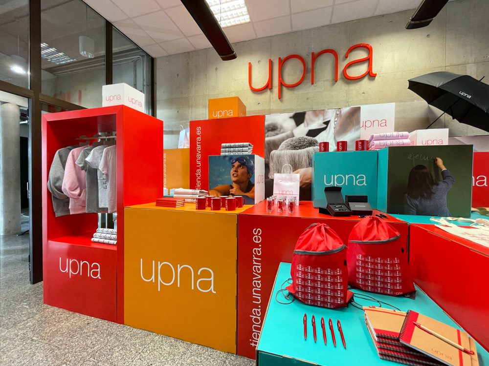 Muebles de cartón para tienda pop up de UPNA