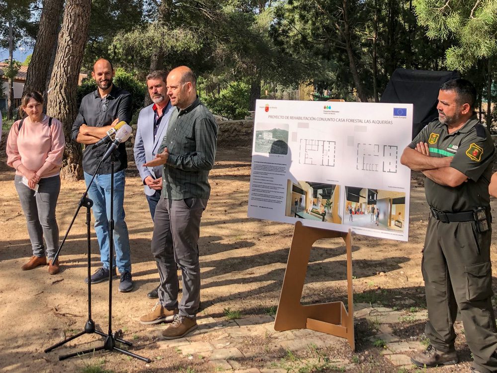 Caballete de cartón en una exposición sobre rehabilitación