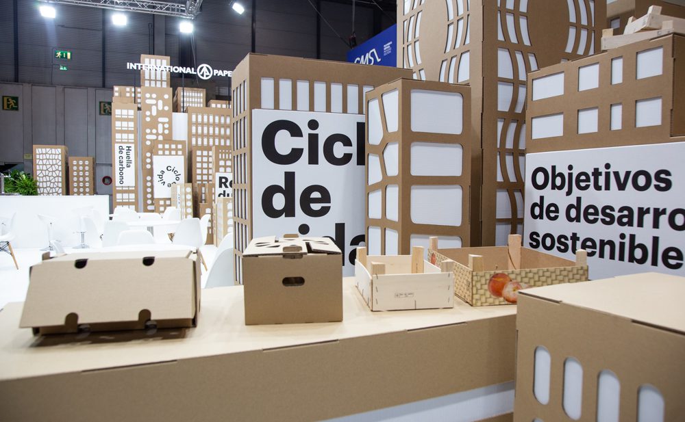 Cajas expuestas sobre edificios de cartón