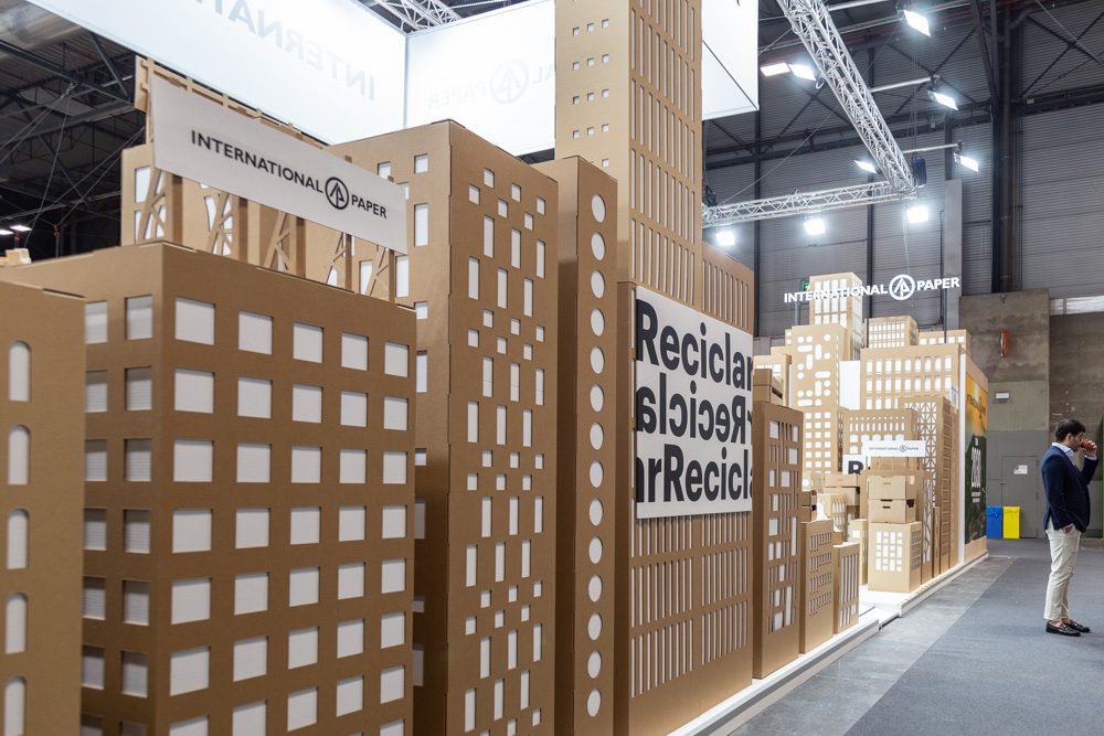 Parte trasera de stand-ciudad de International Paper