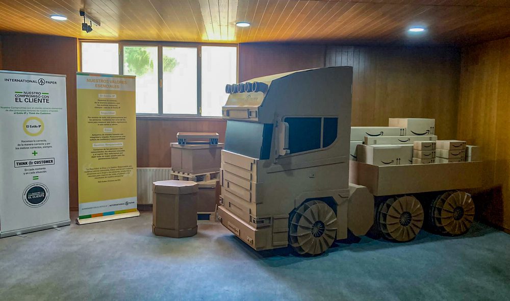 Camión de cartón en showroom.