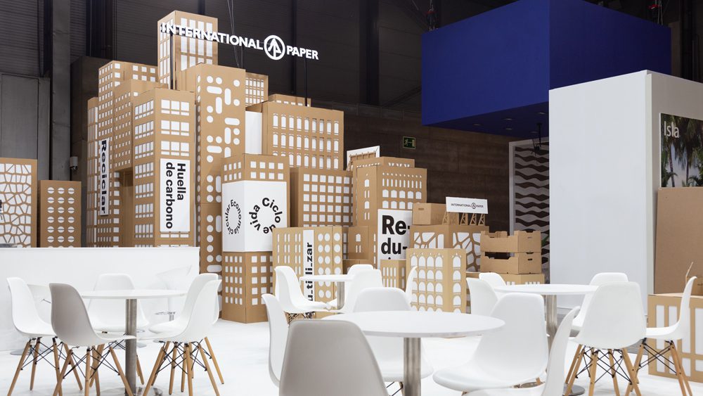 El stand de International Paper terminado y sin público. 
