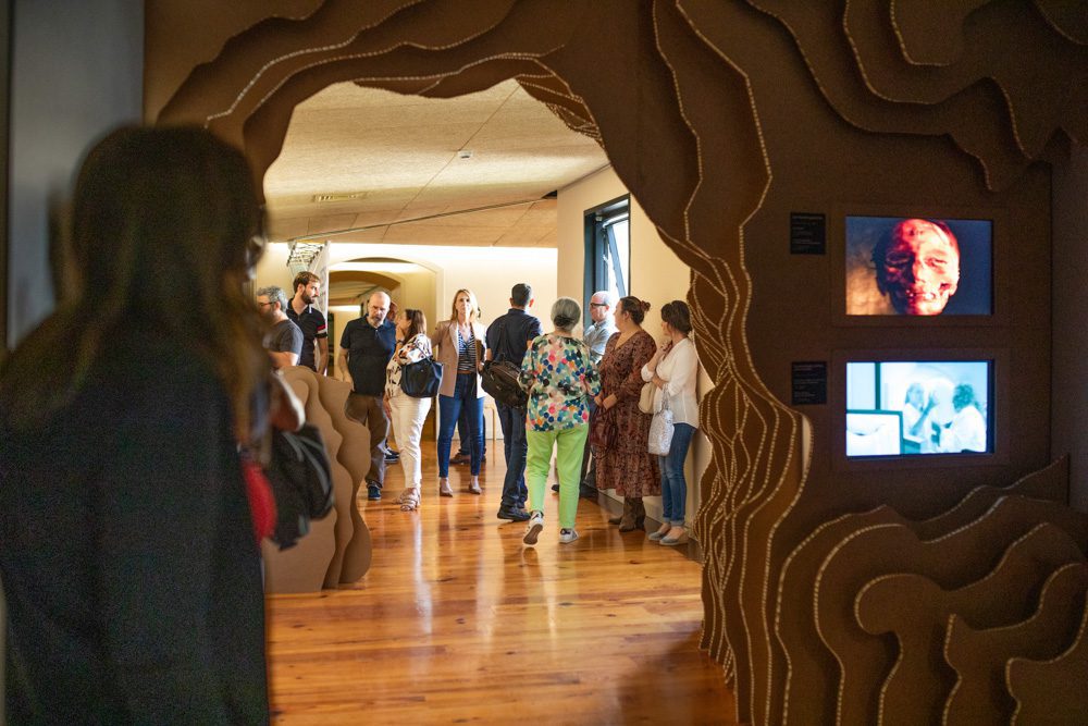 Visitantes del MUNA durante la inauguración de la sala