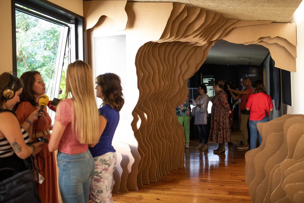 Diseño sostenible en cartón, cueva del MUNA