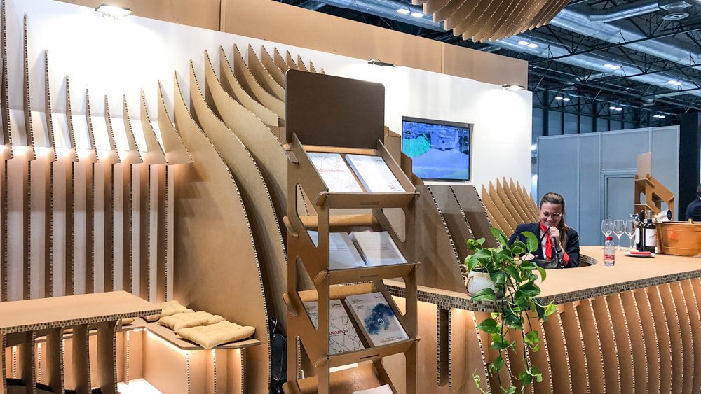 Pared y mobiliario con diseño paramétrico