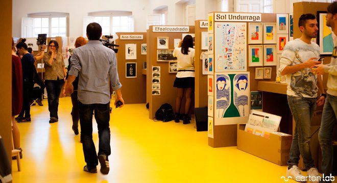 Feria de ilustración con stands de cartón