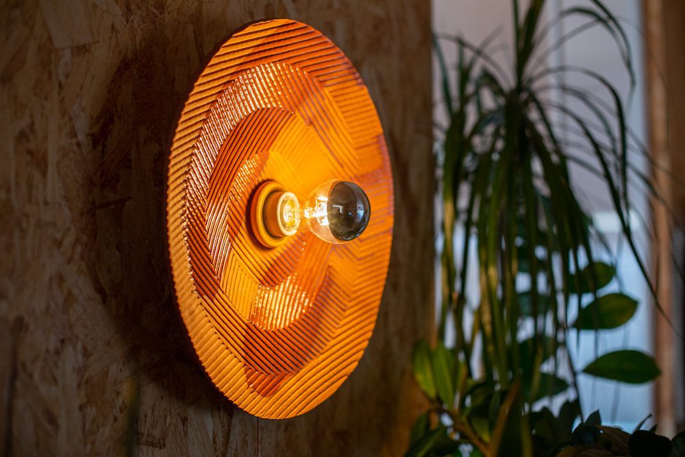 Lámpara de cerámica con textura de cartón encendida