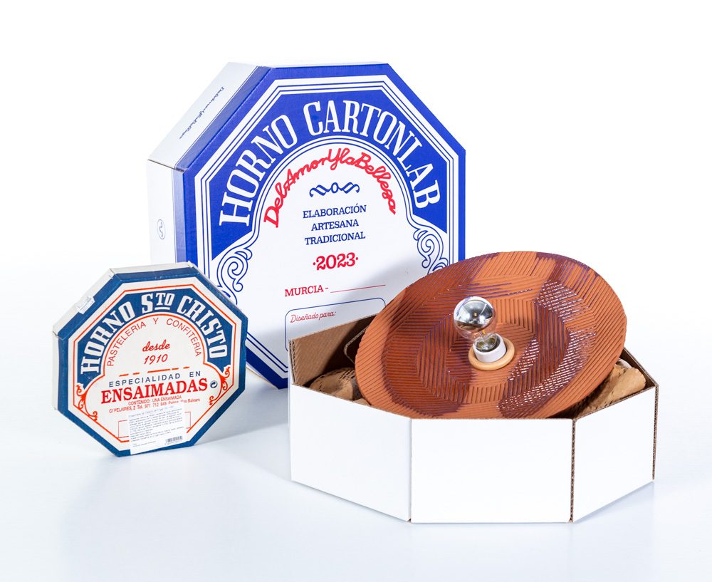 Lámpara de cerámica en su caja, lista para su envío