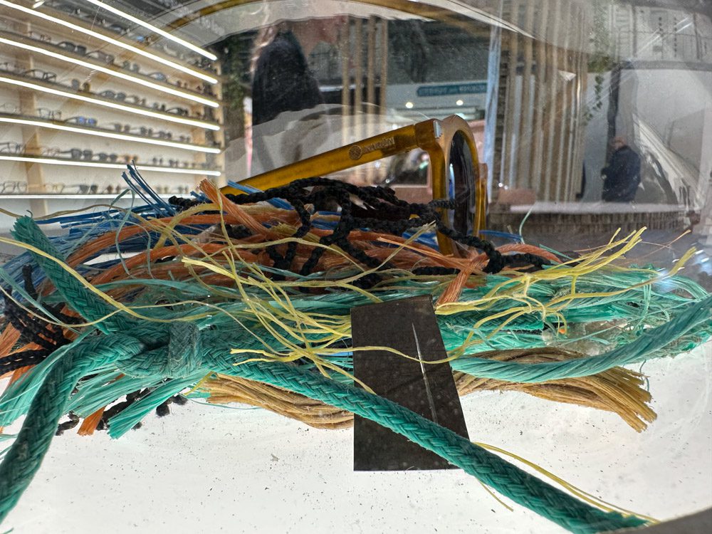 Expositor de materiales en stand para feria de óptica. 