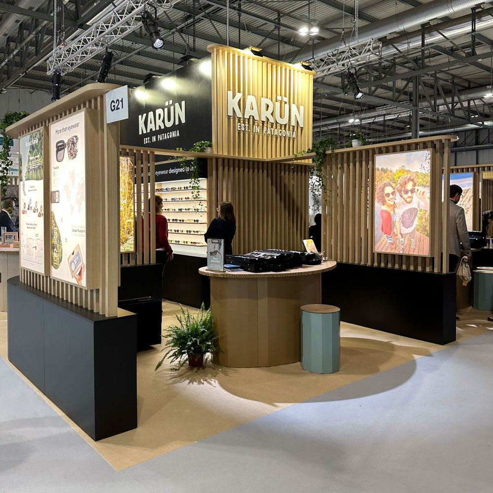 Espacio de reunión en stand de Karün en feria MIDO.