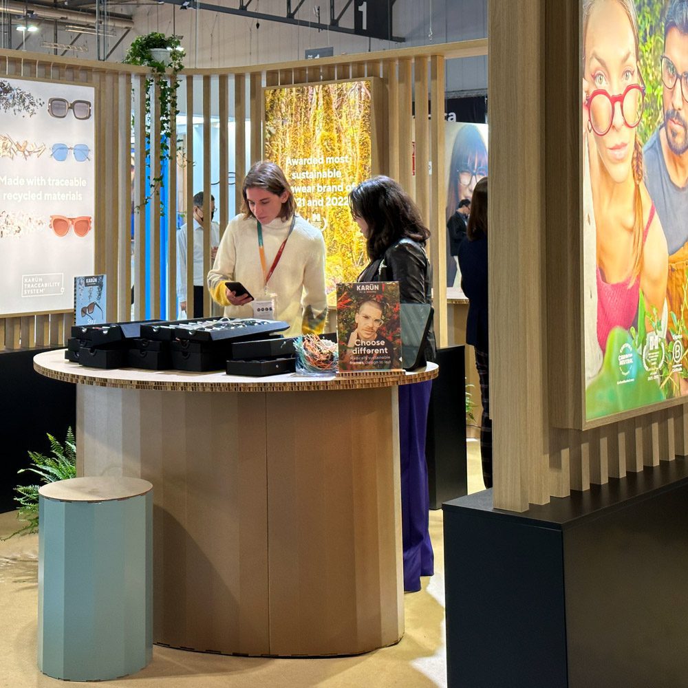 Mobiliario en cartón para atender clientes en stand para feria de óptica. 