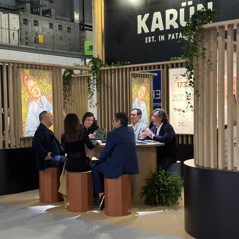 Reunión durante la feria MIDO en stand de Karün. 