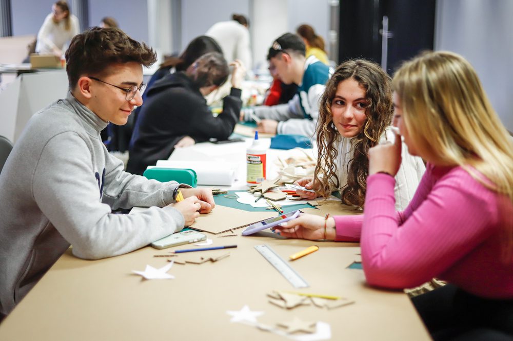 Alumnas del taller de diseño interior en cartón