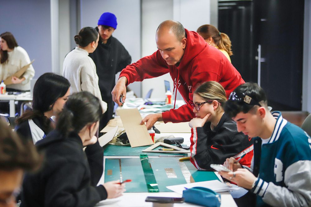 Nacho Bautista impartiendo taller de diseño interior en cartón