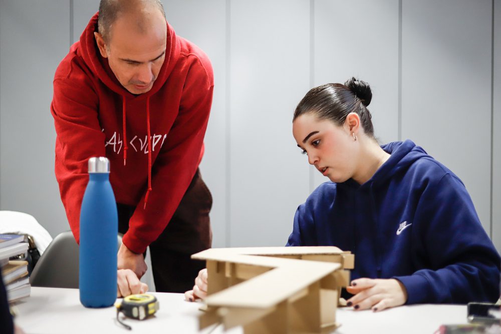 Nacho Bautista junto a una alumna del taller de diseño interior