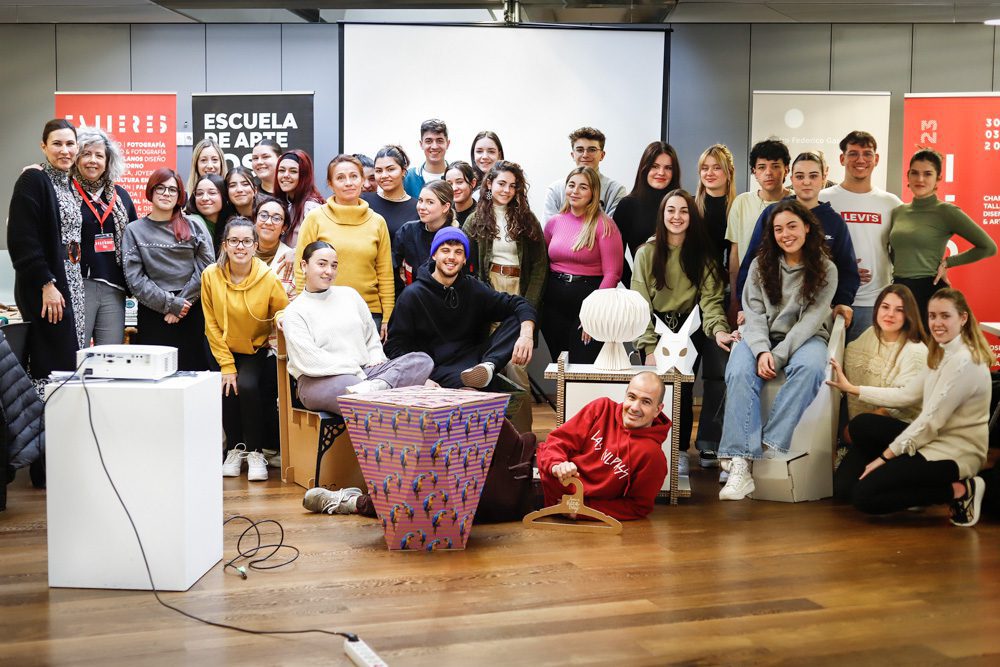 Participantes del taller de diseño interior en cartón