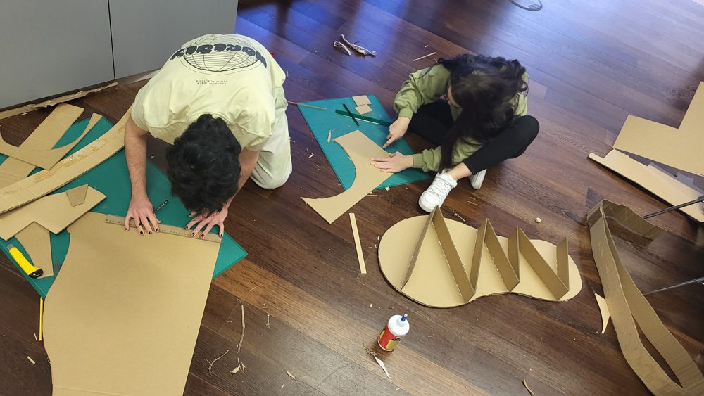 Alumnos del taller de diseño interior en cartón practicando