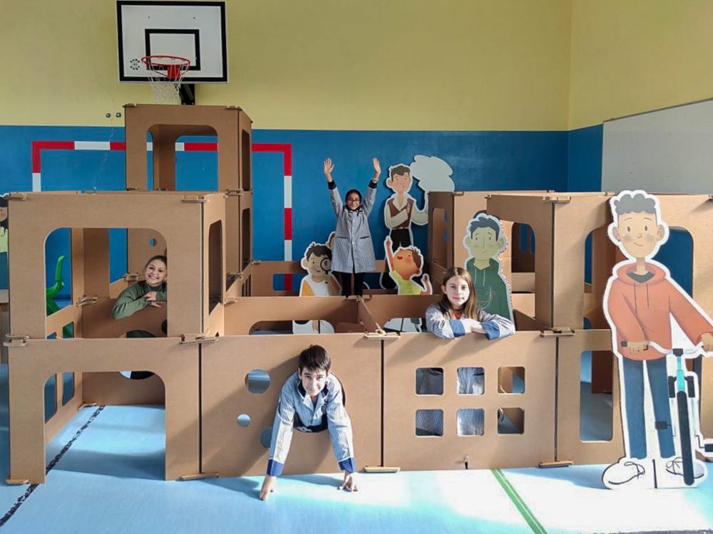 Laberinto de cartón para exposición San José DE Calasanz