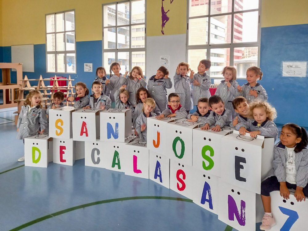 Taburetes personalizados para exposición de San José de Calasanz. 